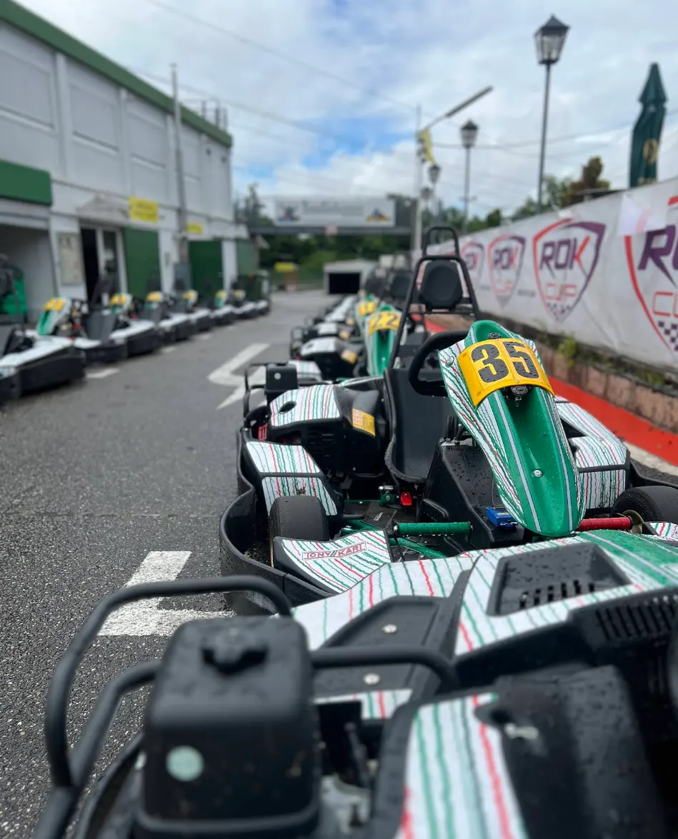 Aufgereihte Karts vor dem Clubhaus