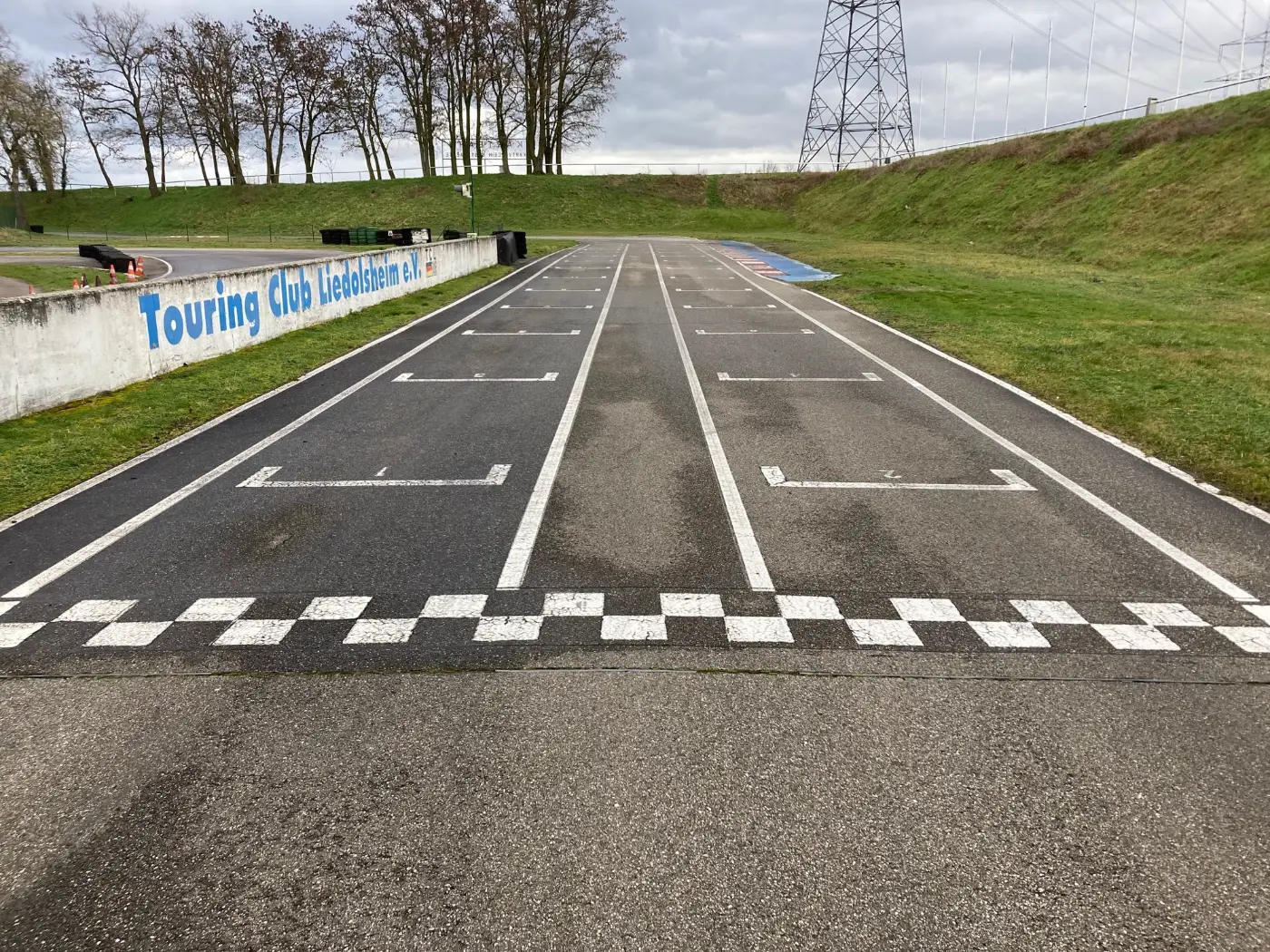 Startaufstellung und Ziellinie der Kartbahn