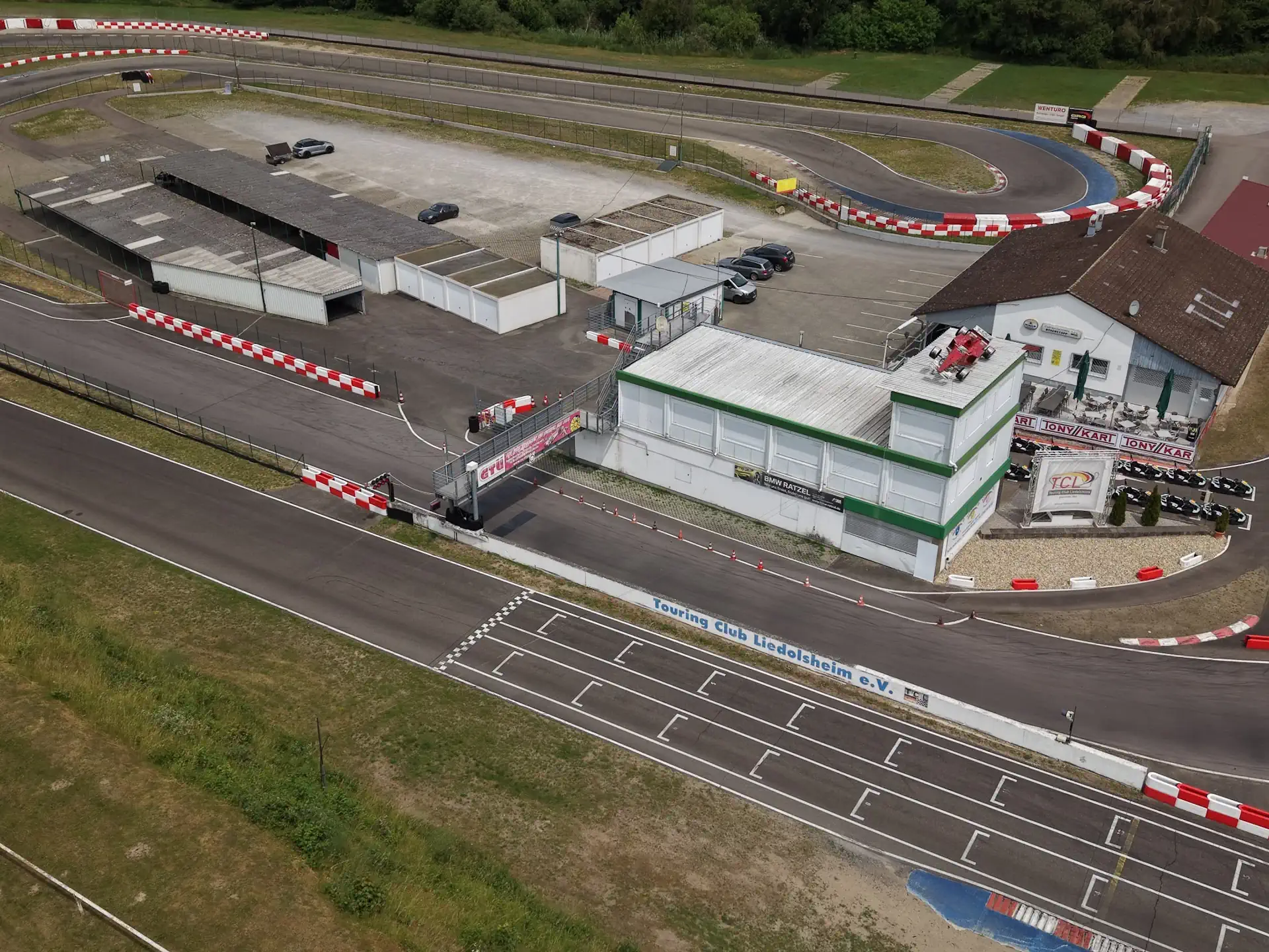 Luftbild von Clubhaus und Start-Ziel-Bereich